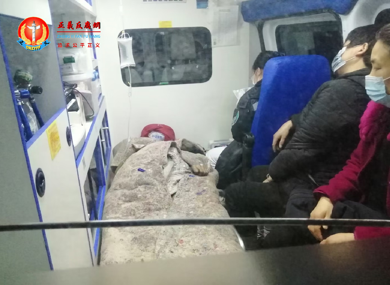 受伤住户正在120急救车上抢救.png