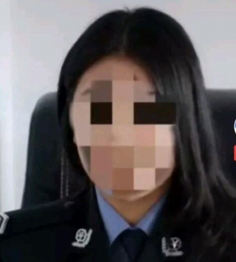 90后女辅警.jpg
