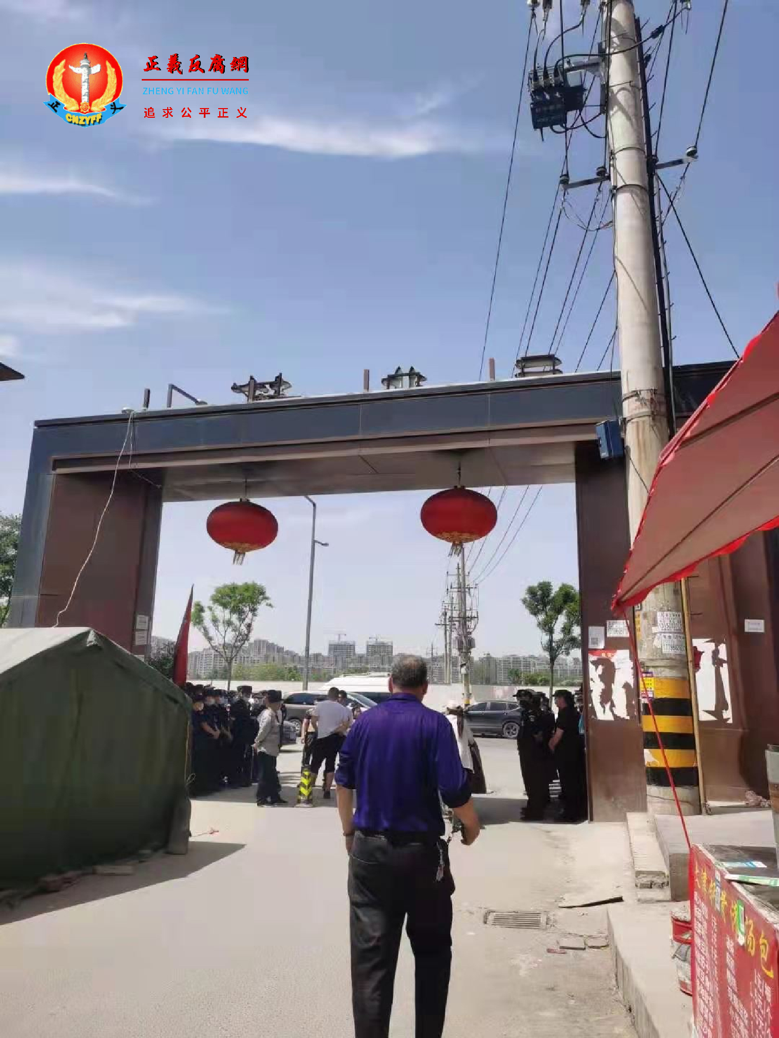 西安最大一个城中村——三兆村面临强拆。当地政府调动数千名黑保安进村逼迁，阻拦村民不让他们进村。.png
