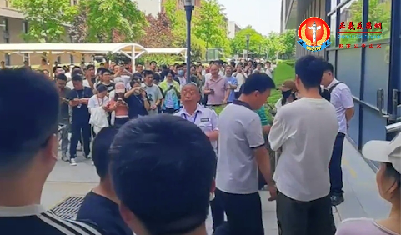 华为外包商西安中软国际爆发员工集体维权事件。.jpg