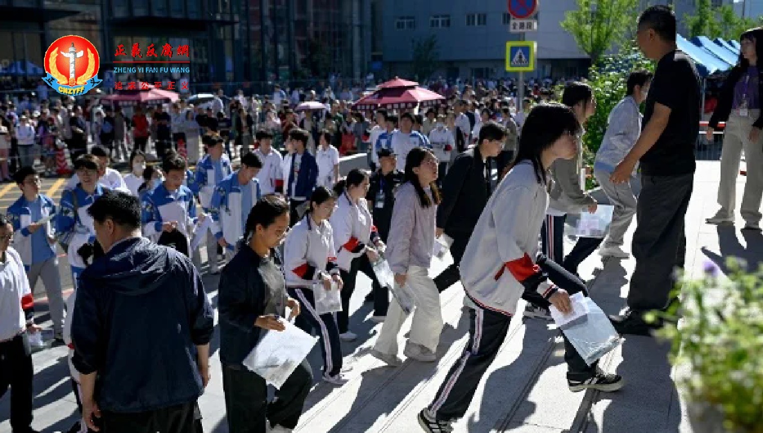 2026年6月7日全国高考第一天，北京的考生进入学校考场。.jpg